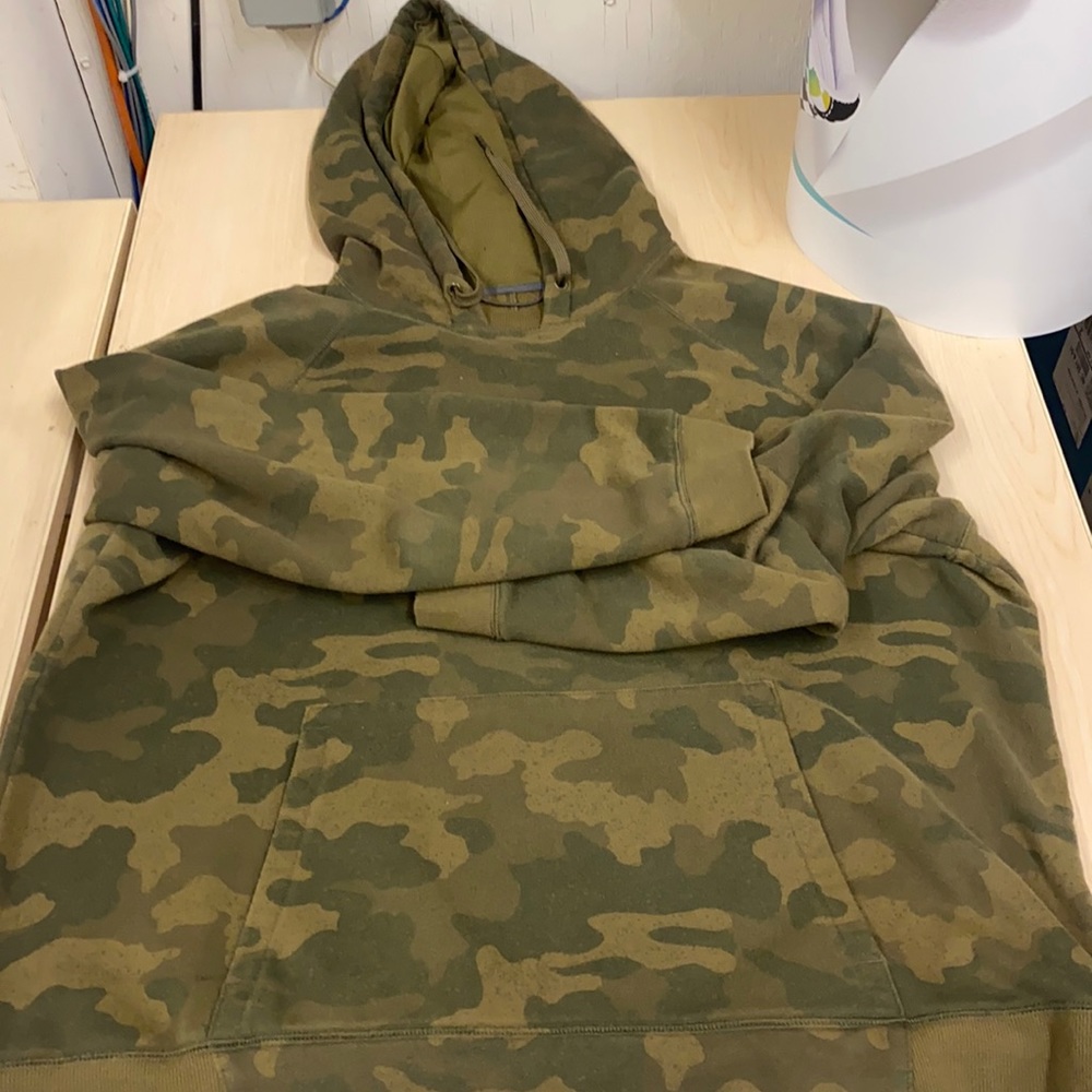 Camo All In motion hoodie XXL barley worn VERY COMFORTABLE!!